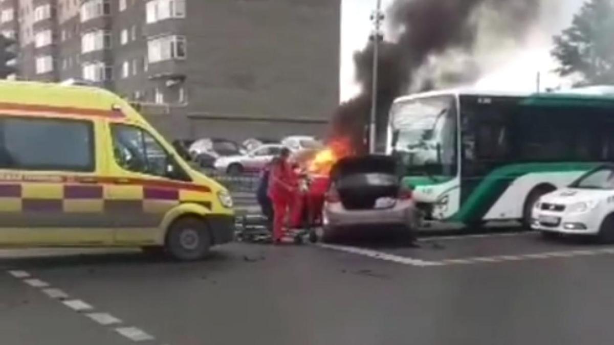Легковушка загорелась после столкновения с другим авто в Нур-Султане (видео)