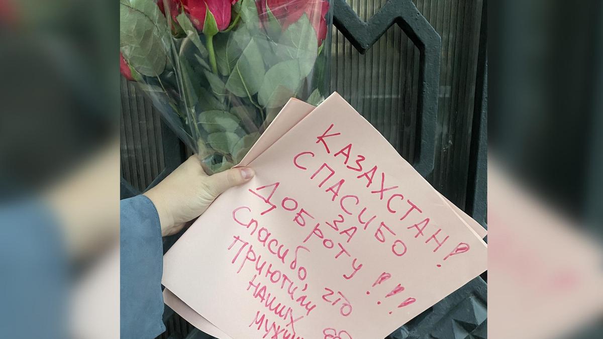 Русские оставляют цветы в посольстве Казахстана в разных странах