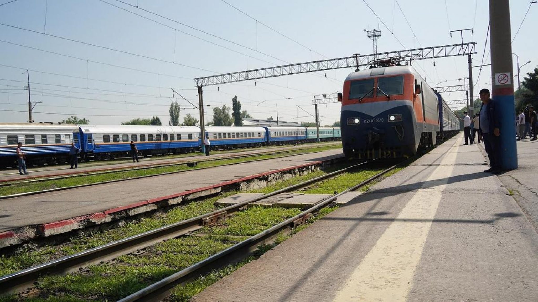 Екатеринбург астана жд. Пассажирские железнодорожные перевозки. Поезд в пути. Пассажирский поезд. Электричка фото.