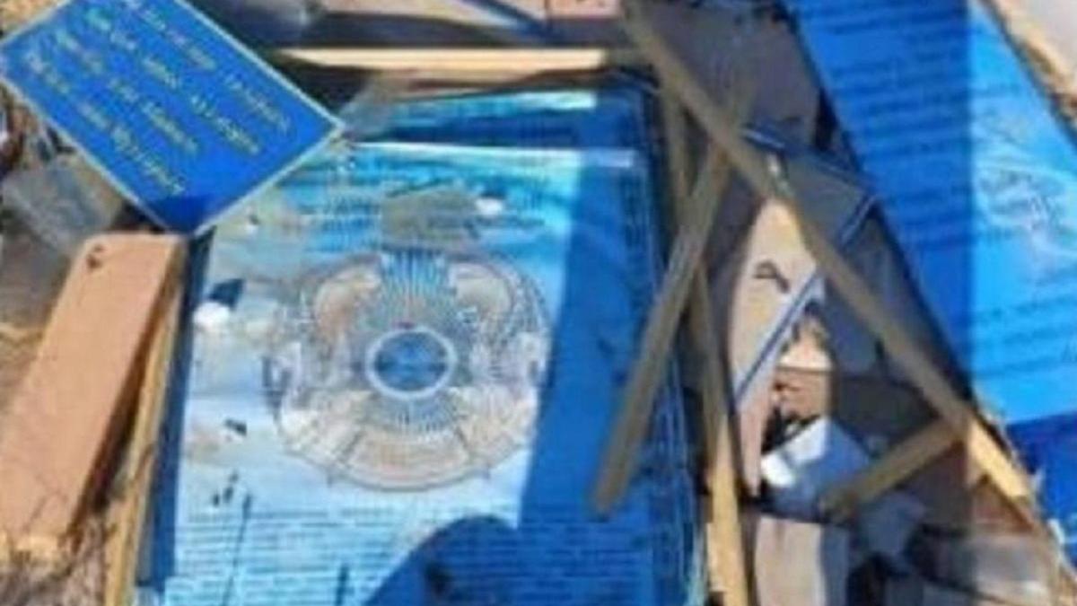 Государственные гербы Казахстана были сброшены в степь неподалеку от Актобе.