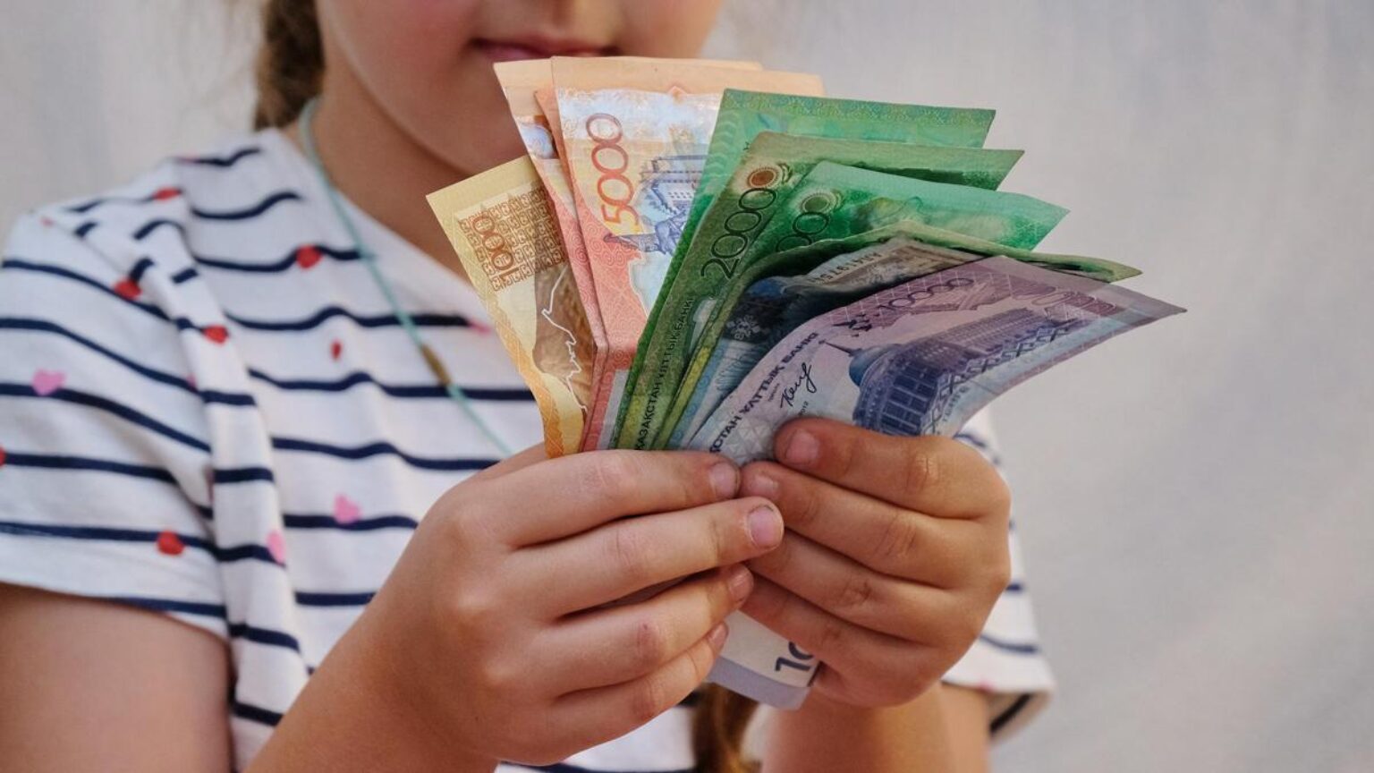 Национальный фонд казахстана. Деньги в руках. Соцвыплаты в Казахстане. Дети и деньги. Выросли социальные пособия.
