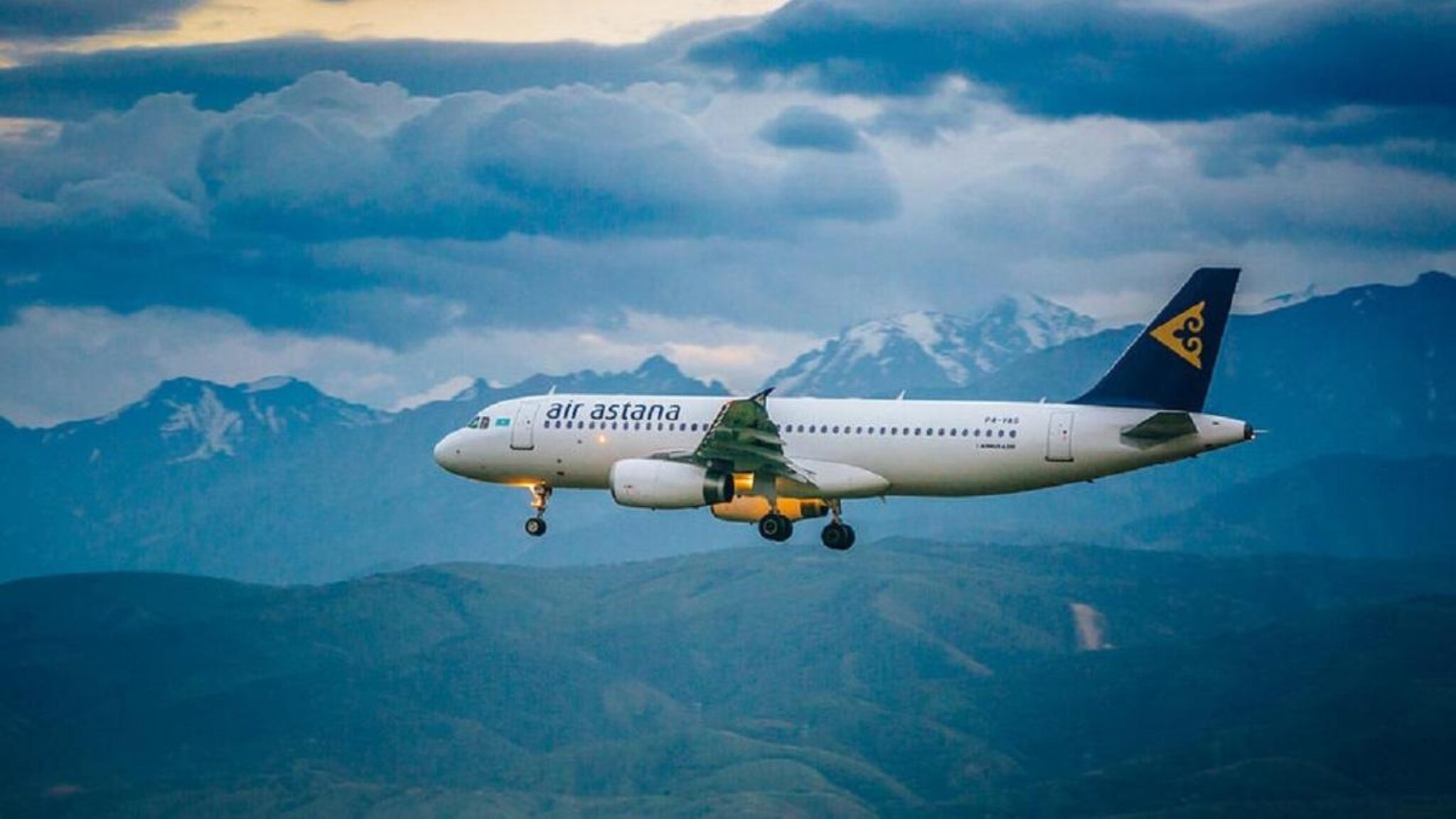 Air astana. Самолет Казахстан. Авиакомпании летающие в России с фото самолетов. Air Astana правила в самолете ролик.