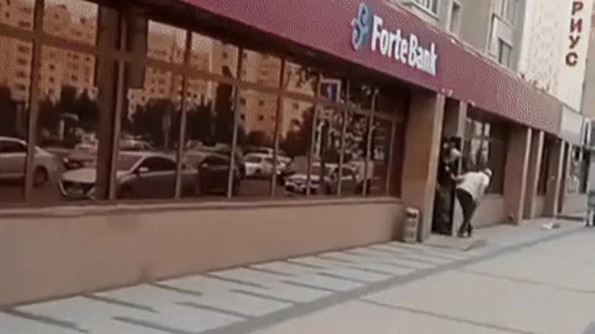Шокирующее видео нападения с ножом на банк в Астане!