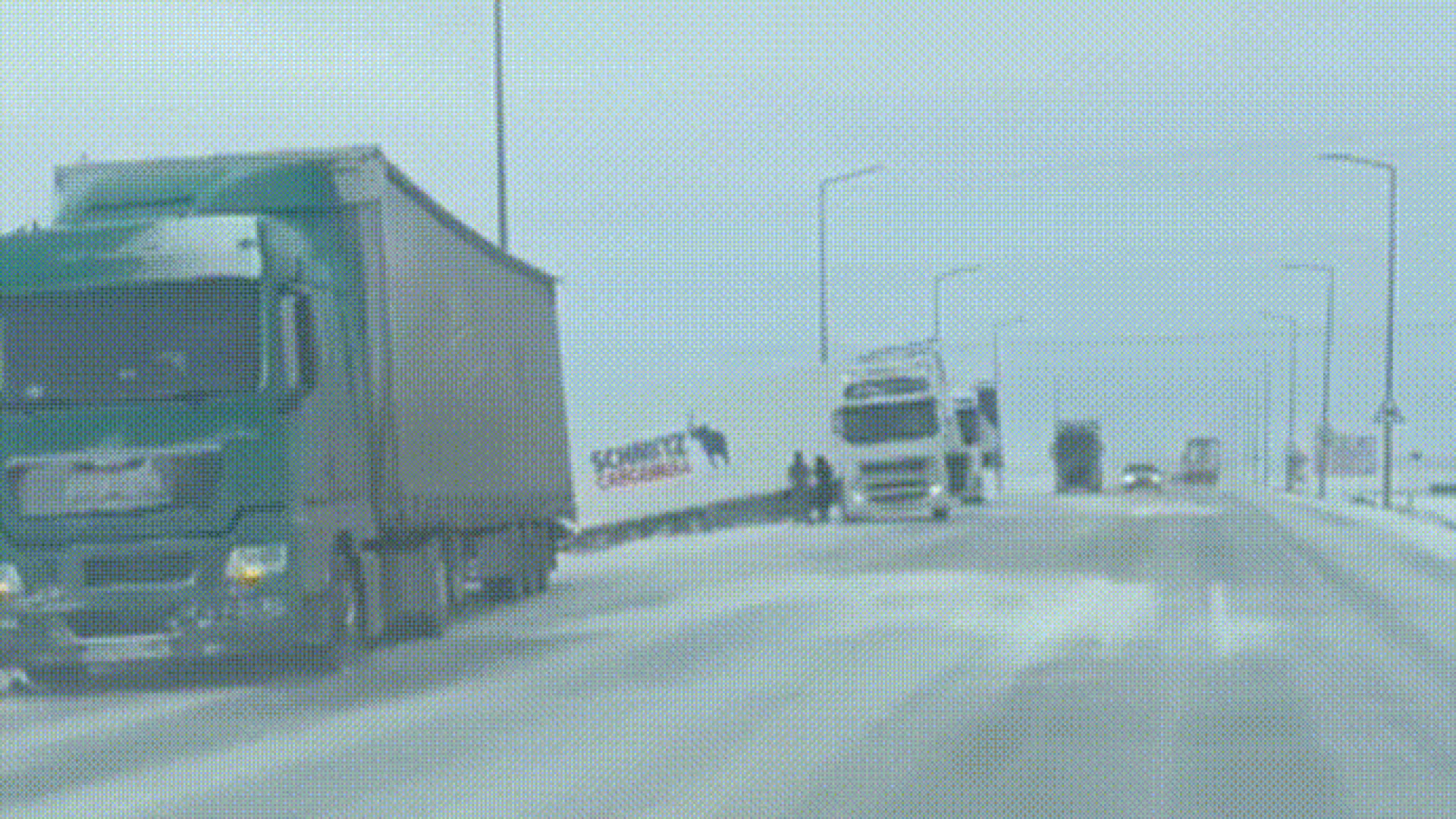 Шок! Мощный ветер уничтожает грузовики под Астаной!